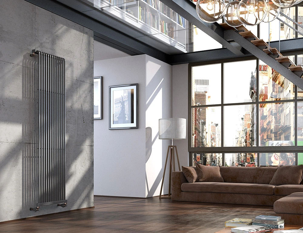 Rendering di un loft con radiatore verticale in acciaio, divano e grandi vetrate