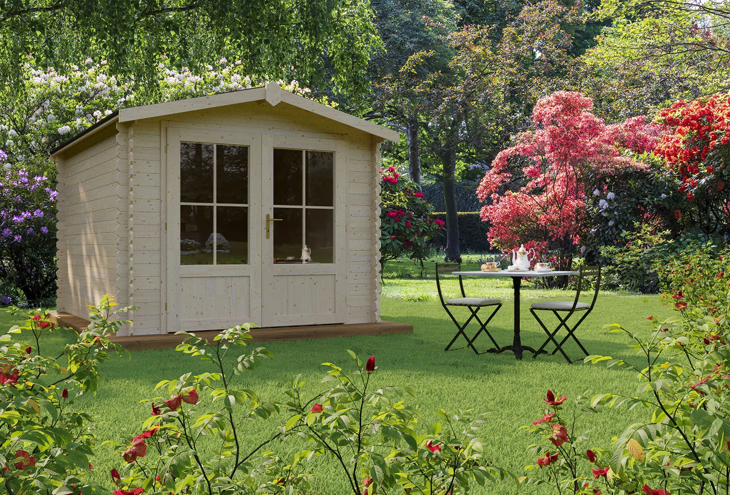 Rendering di una casetta in legno da giardino con tavolino e sedie in ferro tra alberi in fiore.